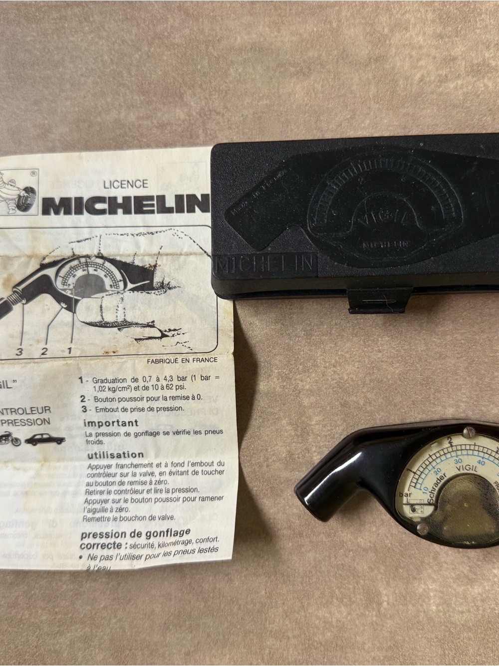 MICHELIN Black Tire Pressure Gauge with Protective Case